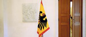 Die Standarte des Bundespräsidenten im Schloss Bellevue in Berlin vor dessen Amtszimmer