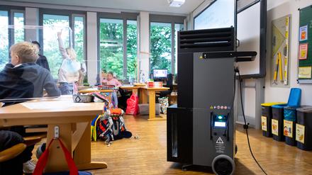 Kurz vor der Wahl beschloss das Abgeordnetenhaus, dass in jedem Klassenraum Luftfilter stehen sollen. 