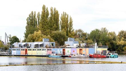 Das ehemalige Jugendclubschiff "Freibeuter" in der Rummelsburger Bucht.