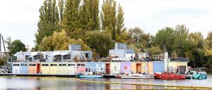 Das ehemalige Jugendclubschiff "Freibeuter" in der Rummelsburger Bucht.