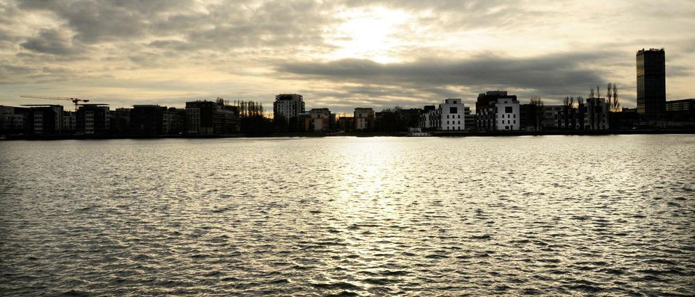 Rummelsburger Bucht mit Blick auf Alt-Stralau. Hier soll ein Wasserpark entstehen.