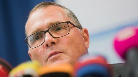 Klaus-Stephan Becker, Leiter Direktion Kriminalität, spricht auf einer Pressekonferenz im Kölner Polizeipräsidium am Dienstag.
