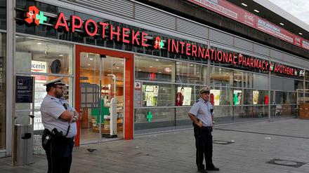 Polizisten stehen vor der Apotheke am Kölner Hauptbahnhof, in der sich am Montag der Geiselnehmer verschanzt hatte.