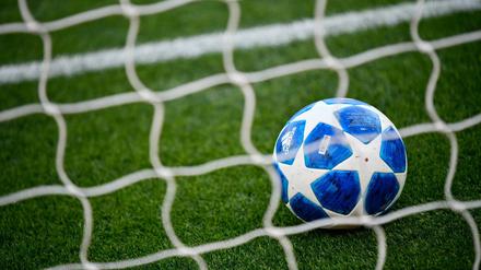 Liegt der Champions-League-Ball im falschen Tor? Das Bundeskartellamt ermittelt gegen Sky uns Dazn.