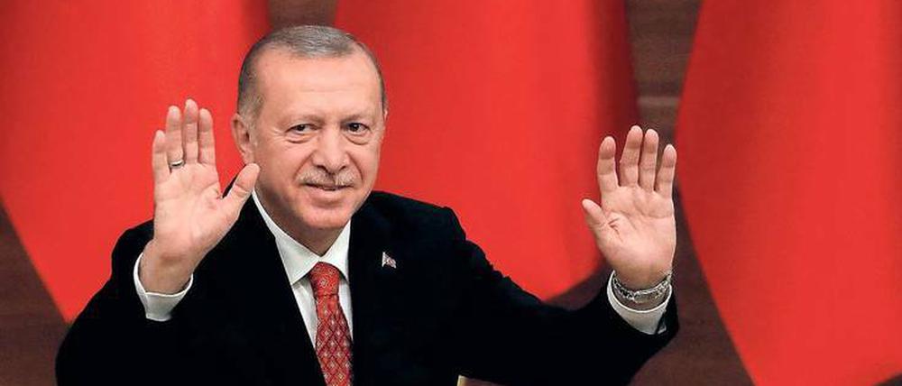 Im Wesenskern gleich. Erdogan stellt die Türkei in Kontinuität zum Osmanischen Reich. Widersprüche werden in Schulbüchern umgedeutet.