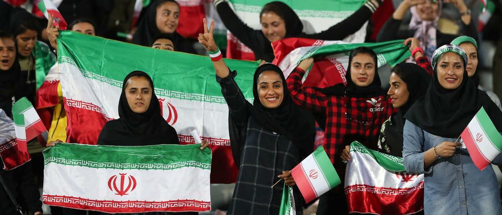 Durchbruch. Iranische Frauen bei einem Fußballspiel.