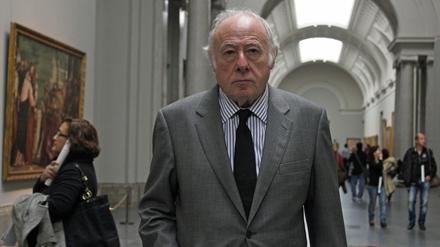 Der Maler Eduardo Arroyo geht durch die große Ausstellungshalle im Museo del Prado in Madrid.