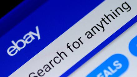 Der Online-Handelskonzern Ebay wirft Amazon vor, angeblich auf illegale Weise Top-Verkäufer abgeworben zu haben.