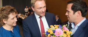 FDP-Generalsekretärin Nicola Beer und Parteichef Christian Lindner gratulieren Spitzenkandidat Martin Hagen zum Wahlerfolg.