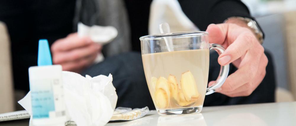 Ein Aufguss aus Ingwer mit Honig und Zitronensaft ist bei Erkältungsbeschwerden wohltuend.