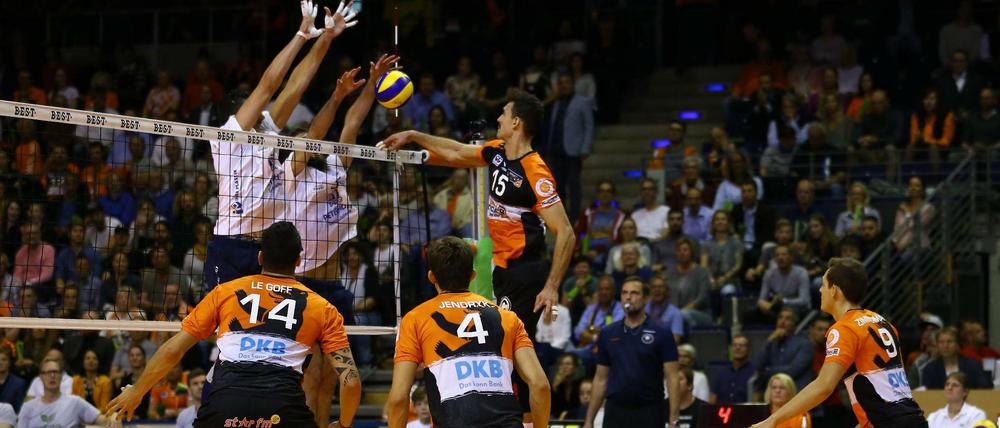Kyle Russell (Nr. 15) und die BR Volleys verloren zu Hause gegen Düren.