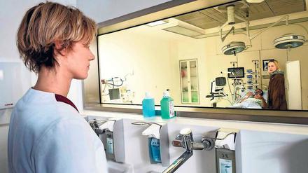 Er ist nicht allein. Irina (Lana Cooper, l.) beobachtet, wie Sam (Ada Philine Stappenbeck) den zusammengeschlagenen Lennard (Christoph Luser) im Krankenhaus besucht. 