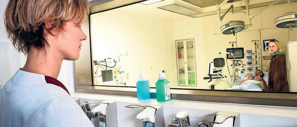 Er ist nicht allein. Irina (Lana Cooper, l.) beobachtet, wie Sam (Ada Philine Stappenbeck) den zusammengeschlagenen Lennard (Christoph Luser) im Krankenhaus besucht. 