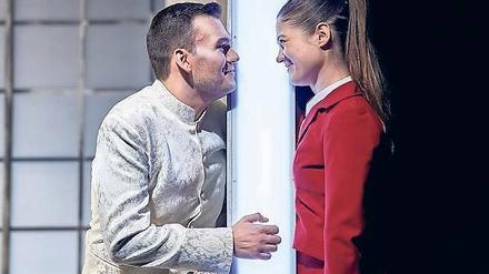 Schillerlocken. Musikertochter Luise Miller (Sophia Platz) liebt Ferdinand (Alexander von Säbel), den Sohn des Präsidenten.