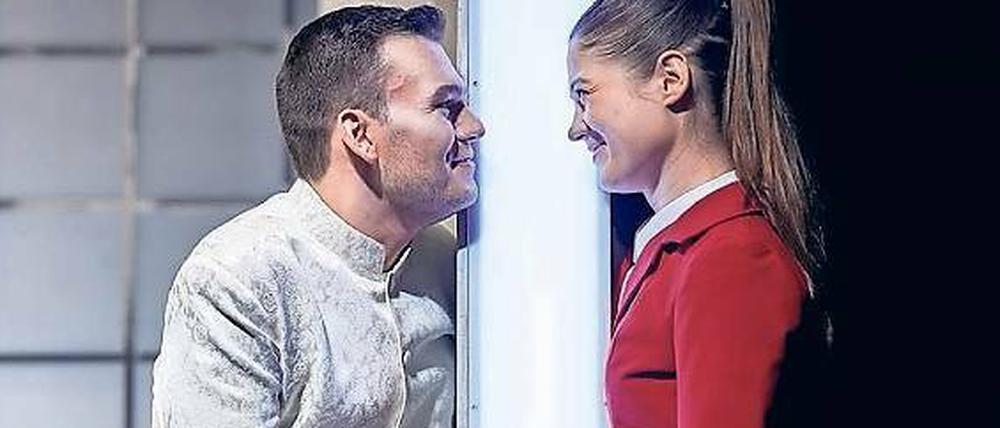 Schillerlocken. Musikertochter Luise Miller (Sophia Platz) liebt Ferdinand (Alexander von Säbel), den Sohn des Präsidenten.
