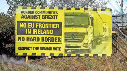 Ein Schild gegen eine harte Grenze zwischen Irland und Nordirland