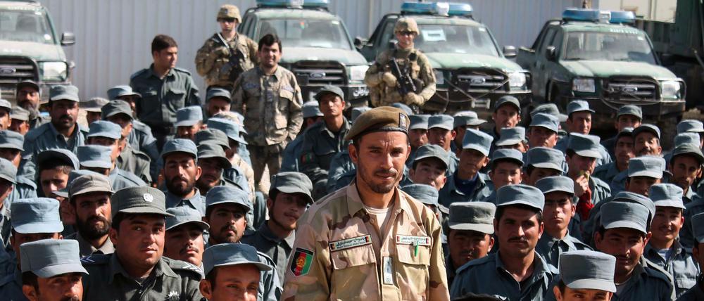 Abdul Rasik (Mitte), der Polizeichef von Kandahar, ist bei einem Anschlag ums Leben gekommen.