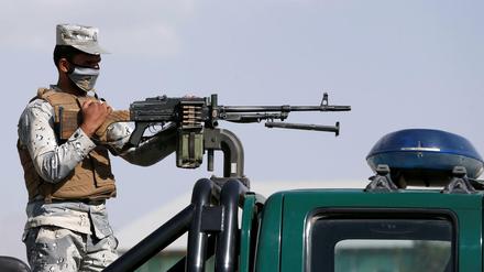 Ein Polizist bewacht ein Wahllokal in Afghanistan.