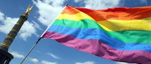 Die Regenbogenfahne an der Siegessäule.