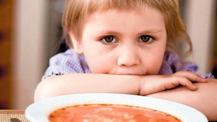 Im Film wird gezeigt, wie eine Mitarbeiterin der Klinik ein kleines Kind festhält und ihm Milch einflößt – bis es erbricht.