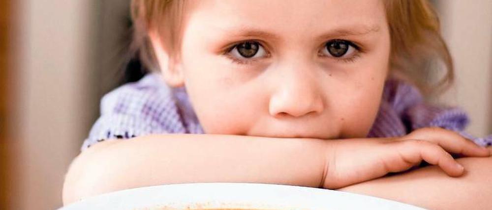 Im Film wird gezeigt, wie eine Mitarbeiterin der Klinik ein kleines Kind festhält und ihm Milch einflößt – bis es erbricht.