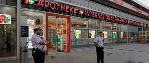 Polizisten stehen vor der Apotheke im Hauptbahnhof in Köln Nach der Geiselnahme prüft die Polizei einen Terror-Hintergrund.