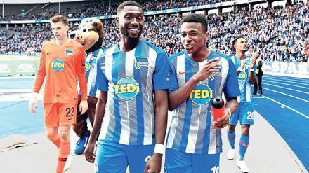 Seltenes Glück. Nur beim Sieg gegen Gladbach ist Luckassen (2. v. l.) bisher für Herthas Profis zum Einsatz gekommen – für die letzten drei Minuten. 