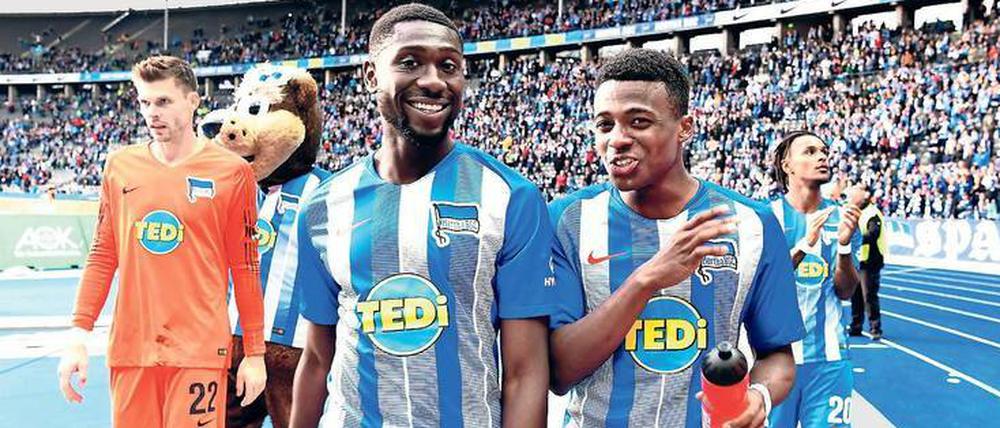 Seltenes Glück. Nur beim Sieg gegen Gladbach ist Luckassen (2. v. l.) bisher für Herthas Profis zum Einsatz gekommen – für die letzten drei Minuten. 