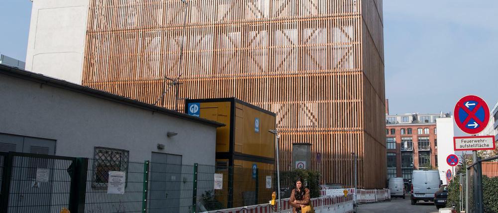 Der Neubau am neuen Gebäudekomplex der Hochschule für Schauspielkunst „Ernst Busch“.