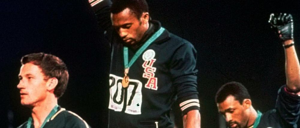 Für die olympische Ewigkeit. Die US-Athleten Tommie Smith (M.) und John Carlos recken am 16. Oktober 1968 die Faust.