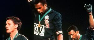 Für die olympische Ewigkeit. Die US-Athleten Tommie Smith (M.) und John Carlos recken am 16. Oktober 1968 die Faust.