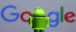 Das Android-Maskottchen vor dem Google-Schriftzug.