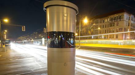 Ein sogenannter Rundumblitzer an der Schönhauser Allee in Berlin. Der neue Blitzer erfasst sowohl Geschwindigkeitsübertritte als auch Rotlichtvergehen.