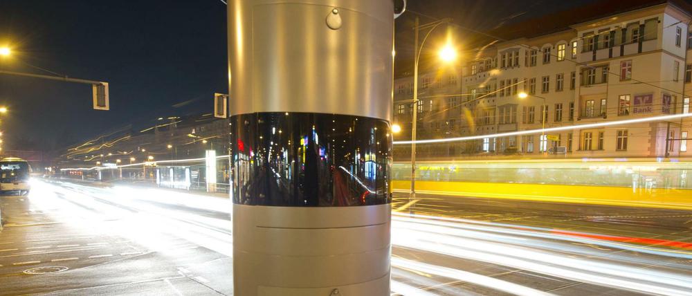 Ein sogenannter Rundumblitzer an der Schönhauser Allee in Berlin. Der neue Blitzer erfasst sowohl Geschwindigkeitsübertritte als auch Rotlichtvergehen.