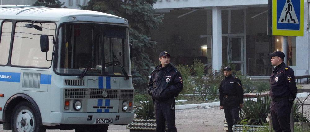 Polizisten stehen Wache vor der Berufsschule in Kertsch.