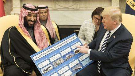 Was zählt: Donald Trump schwärmt von den saudischen Waffenkäufen bei einem Treffen mit dem Kronprinzen im März im Weißen Haus.