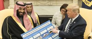 Was zählt: Donald Trump schwärmt von den saudischen Waffenkäufen bei einem Treffen mit dem Kronprinzen im März im Weißen Haus.