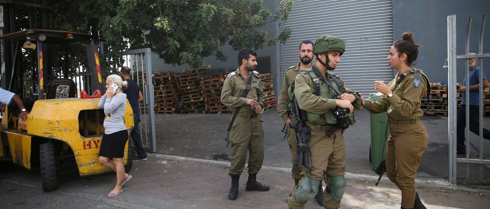 Nach dem Anschlag in Barkan sichern israelische Sicherheitskräfte die Industriezone, in der die Fabrik steht.