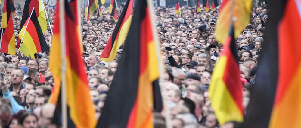 Patriotismus im Namen der Diskriminierung. AfD- und Pegida-Anhänger ziehen im September 2018 durch Chemnitz.