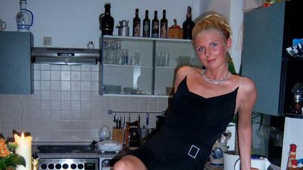 Die AfD-Abgeordnete Jessica Bießmann – im Hintergrund Flaschen mit Hitler-Etikett.