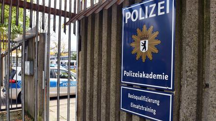 Ein Polizeiwagen fährt in die Berliner Polizeiakademie.