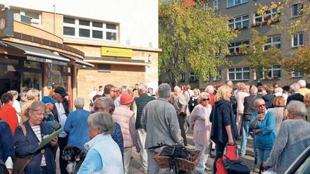 Protest gegen die Schließung der Postbank in Westend.