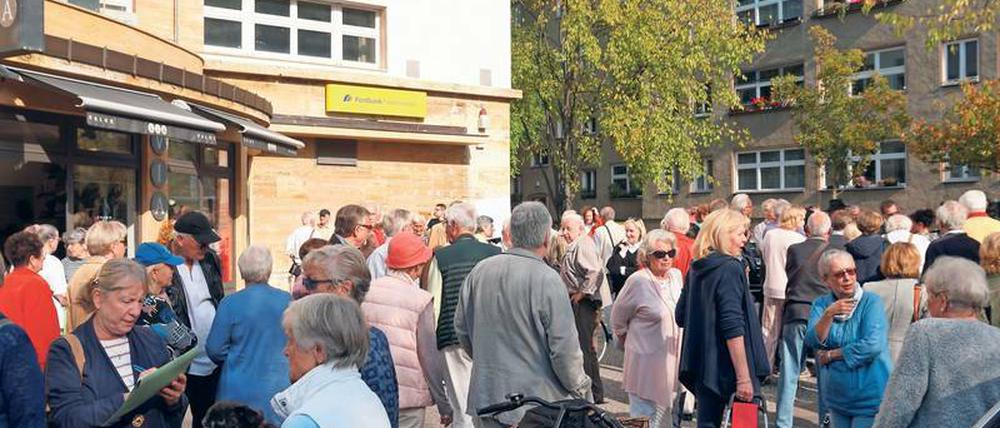 Protest gegen die Schließung der Postbank in Westend.