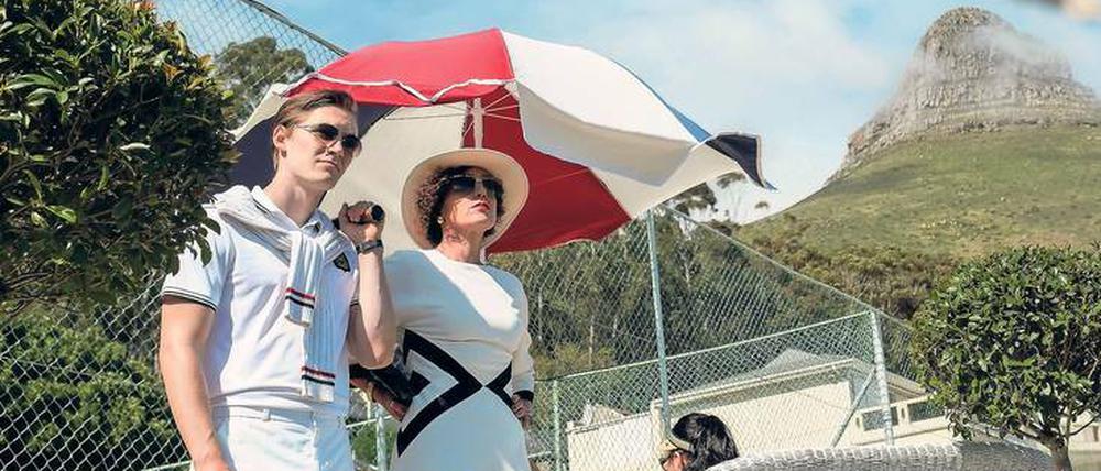 Wir können auch Tennis. Martin Rauch (Jonas Nay) und seine Tante Lenora (Maria Schrader) suchen im feinen Tennisclub in Kapstadt die Nähe zum westdeutschen Handelsattaché und seiner Frau. Es geht um einen Waffendeal. F