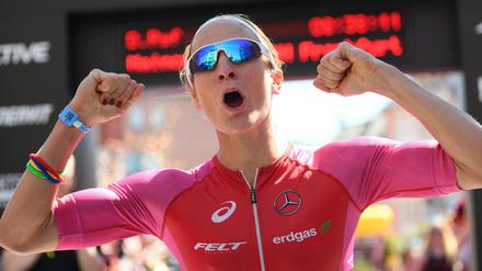 Daniela Ryf aus der Schweiz jubelt im Ziel der Ironman Europameisterschaft auf dem Frankfurter Römerberg.