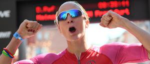 Daniela Ryf aus der Schweiz jubelt im Ziel der Ironman Europameisterschaft auf dem Frankfurter Römerberg.