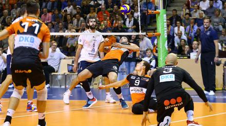 Noch in der Schieflage. Im Spiel der BR Volleys um Nicolas Le Goff (Mitte) und Jan Zimmermann (Nummer 9) gab es gegen Düren einige Abstimmungsprobleme.