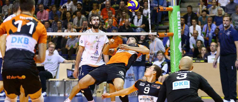 Noch in der Schieflage. Im Spiel der BR Volleys um Nicolas Le Goff (Mitte) und Jan Zimmermann (Nummer 9) gab es gegen Düren einige Abstimmungsprobleme.