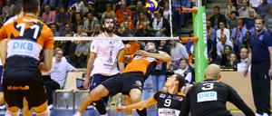 Noch in der Schieflage. Im Spiel der BR Volleys um Nicolas Le Goff (Mitte) und Jan Zimmermann (Nummer 9) gab es gegen Düren einige Abstimmungsprobleme.