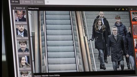 Ein Computer mit automatischer Gesichtserkennung-Software analysiert Passanten auf dem Bahnhof Südkreuz.